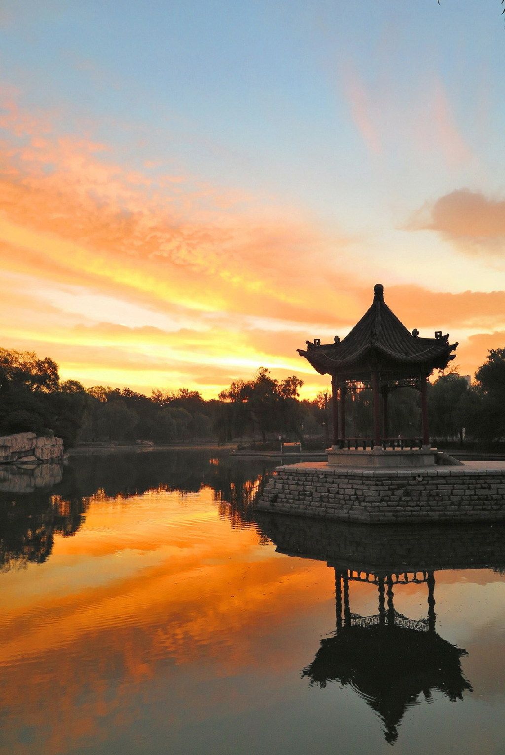 邢臺123:傍晚的達活泉。波光粼粼，五光十色，最美的風景就在身邊不經意間